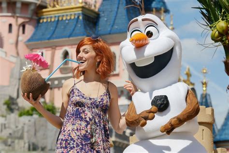 Anaïs Delva à Disneyland Paris