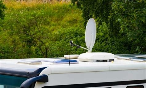 Antenne TV de camping-car installée sur le toit