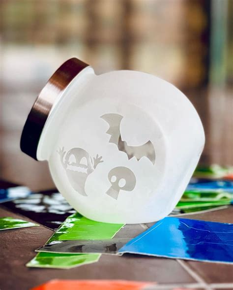 Atelier de sablage de bonbonnière à la Manufacture Arribas