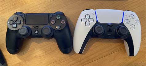 Comparaison DualShock 4 et DualSense