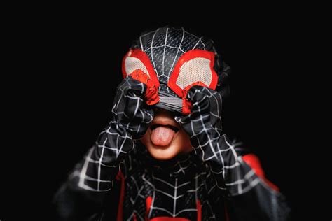 Enfant déguisé en Spider-Man