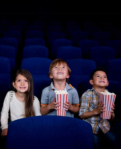 Enfant regardant un film au cinéma