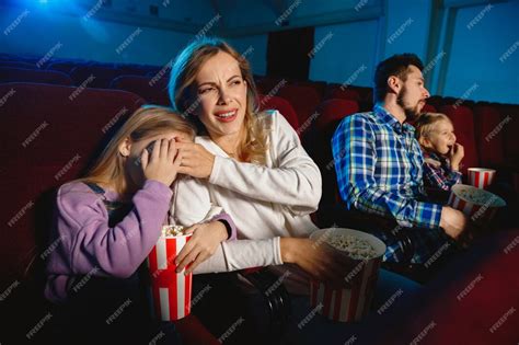 Famille regardant un film au cinéma
