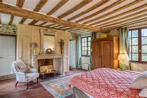 Intérieur d'une chambre du Manoir de Surville