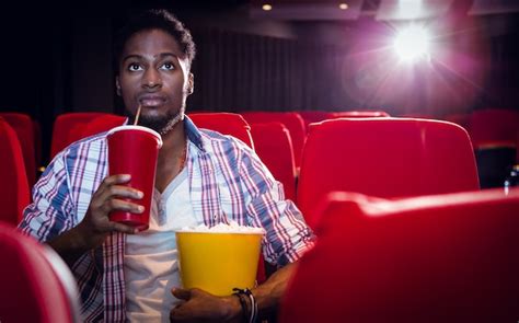 Jeune homme regardant un film sur un ordinateur portable