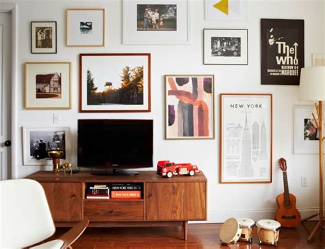Mur de cadres décoratifs autour de la TV