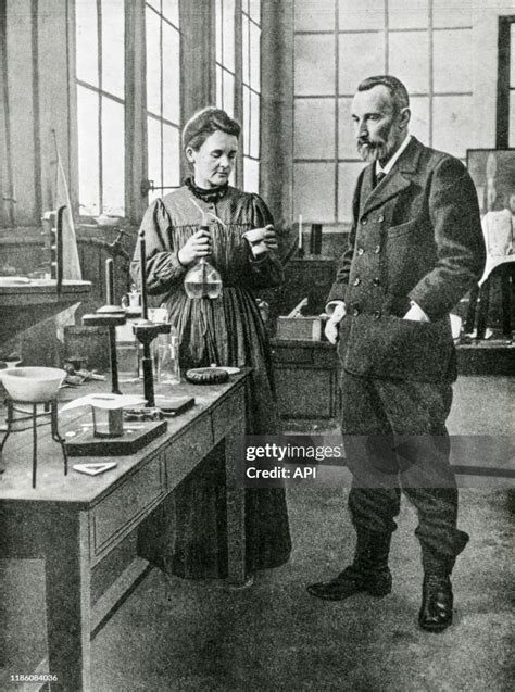 Pierre et Marie Curie dans leur laboratoire