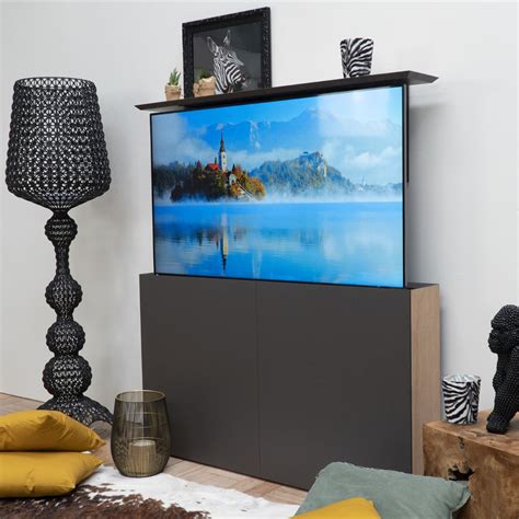 Télévision cachée derrière des tableaux