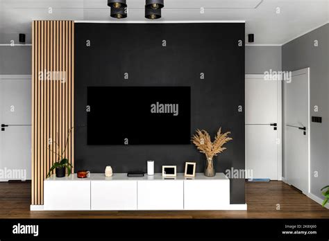 Télévision intégrée dans un mur noir