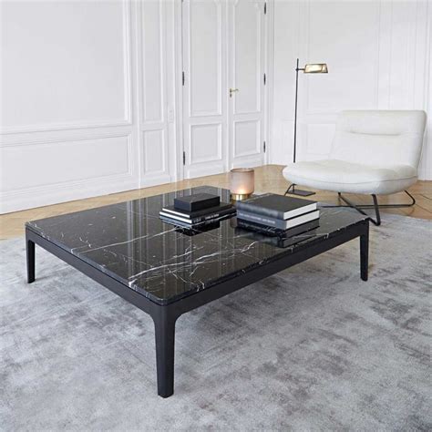 Table basse en marbre dans un salon