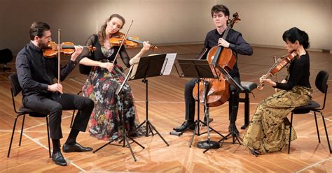 Un quatuor à cordes jouant de la musique classique